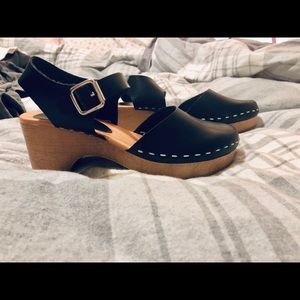 Black espadrille shoes with buckle